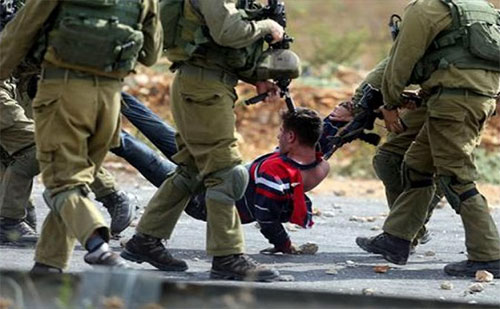 soldados de la ocupación israelí detienen a un palestino